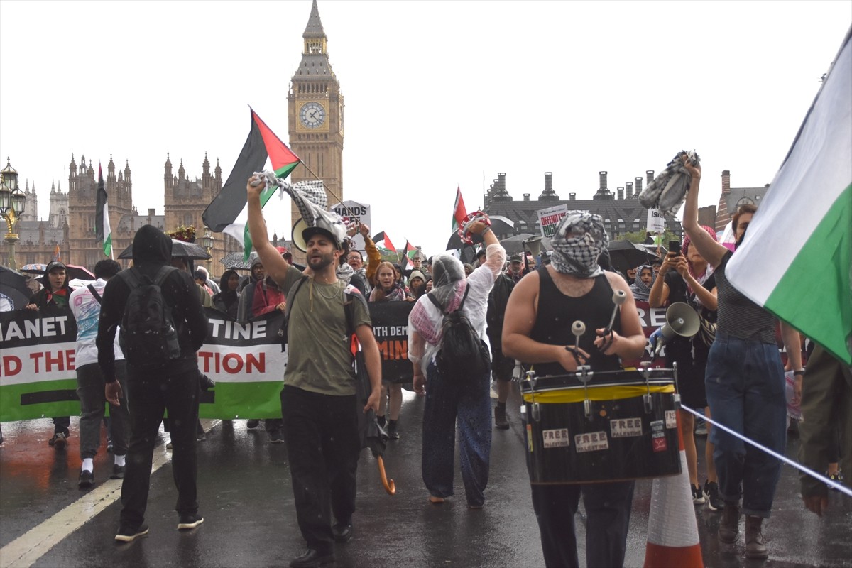  İngiltere'nin başkenti Londra'da on binlerce kişi, Filistin ile dayanışma göstermek için 7 Ekim...