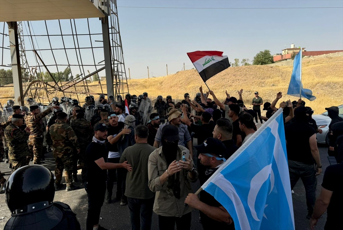 Irak’ta Kerkük’e bağlı Altunköprü kasabasındaki Türkmen göstericiler, bürokrasideki atamalarda...