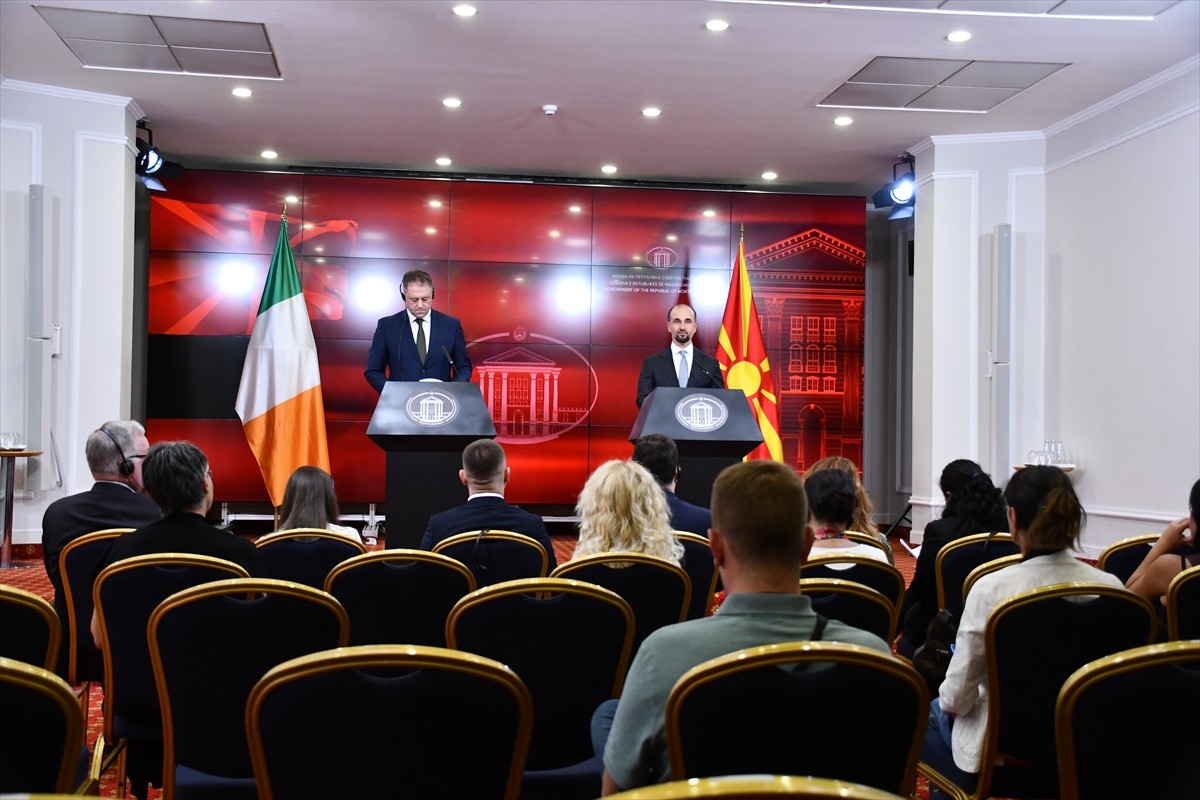 İrlanda Avrupa İşleri ve Savunma Bakanı Thomas Byrne, Kuzey Makedonya'nın başkenti Üsküp'teki...