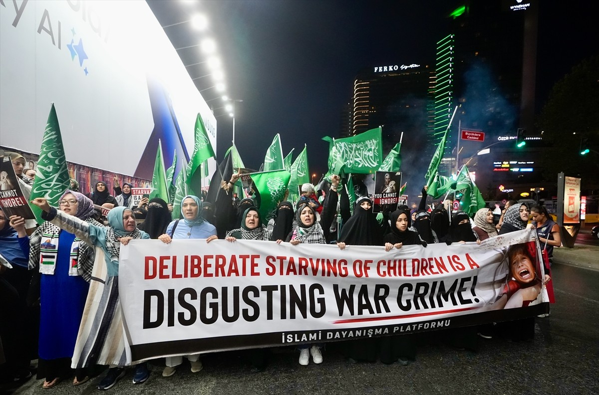 İslami Dayanışma Platformu üyeleri, İsrail'in Gazze'ye saldırılarını ve gıdaya erişimi...