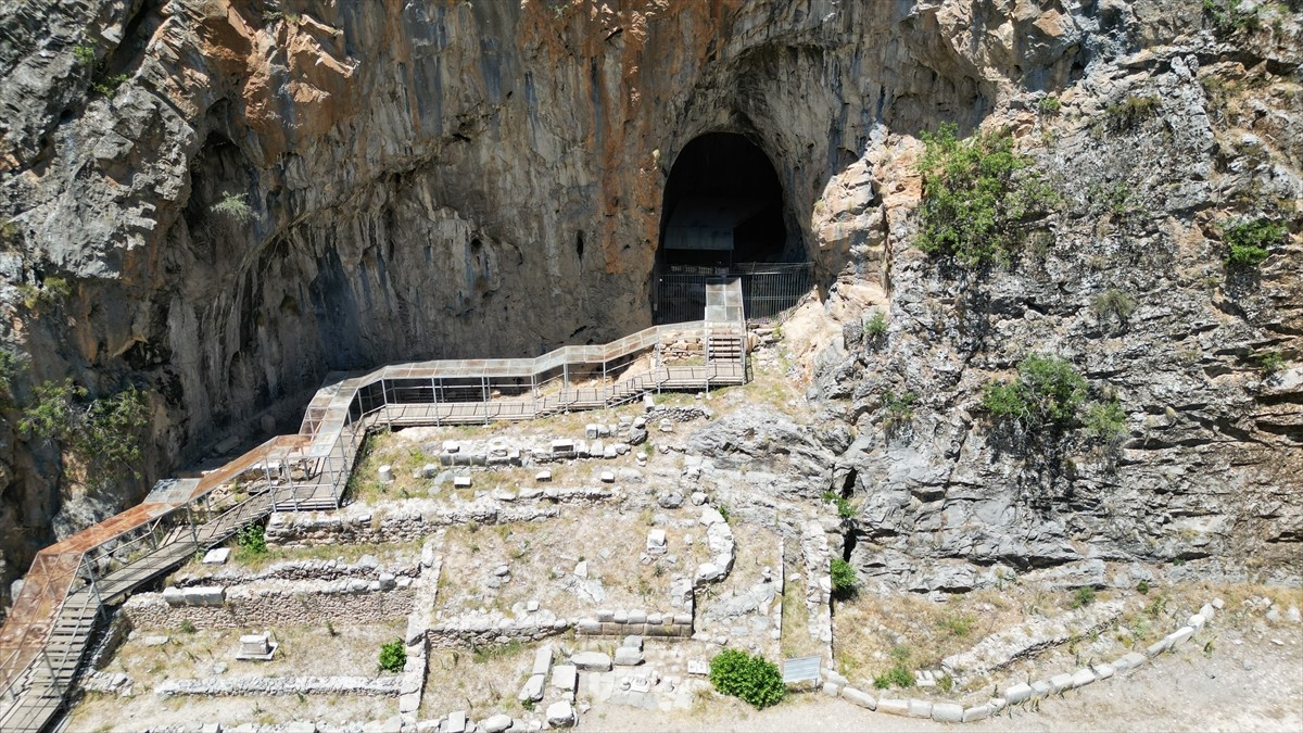Isparta'nın Aksu ilçesinde 23 yıl önce turizme kazandırılan Zindan Mağarası, tarihi değerleri...