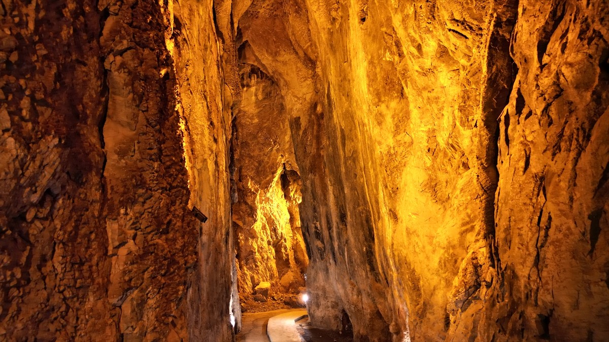 Isparta'nın Aksu ilçesinde 23 yıl önce turizme kazandırılan Zindan Mağarası, tarihi değerleri...