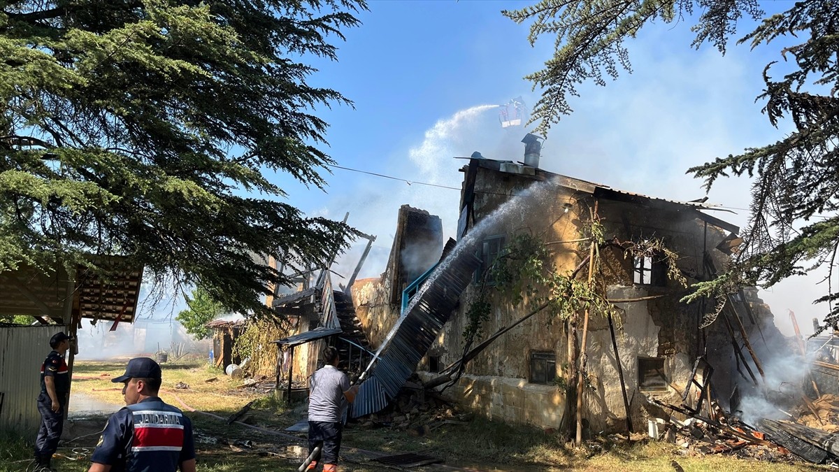 Isparta'nın Şarkikaraağaç ilçesinde çıkan yangında 2 katlı ahşap ev kullanılamaz hale geldi....