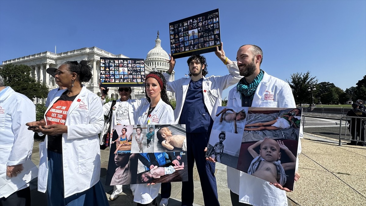 İsrail'in Gazze'deki soykırımına karşı Washington'da bir araya gelen Soykırıma Karşı Doktorlar...