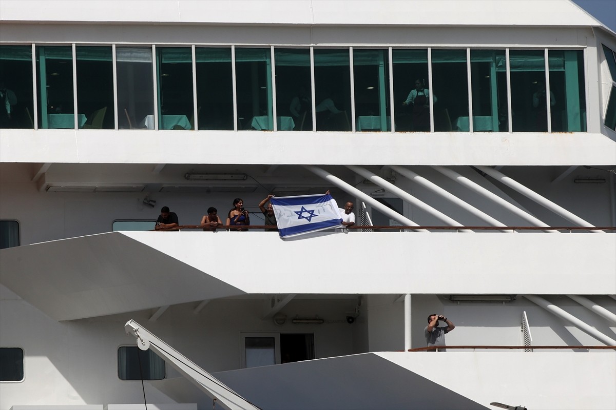 İsrailli turistleri taşıyan kruvaziyer gemisi, Rodos Adası'nda Filistin'e destek vermek isteyen...