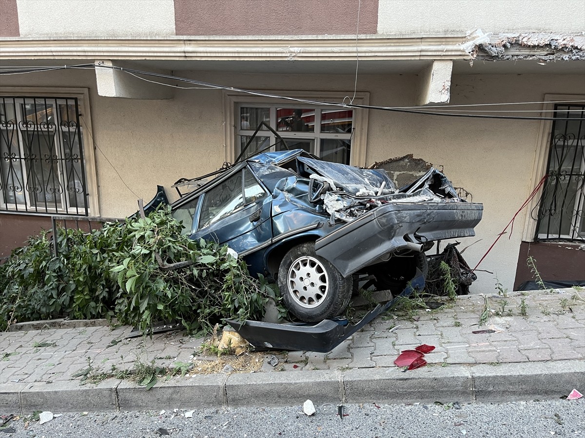 İstanbul'da, Başakşehir'de sürücüsünün kontrolü kaybettiği vinç, park halindeki 23 araca çarparak...