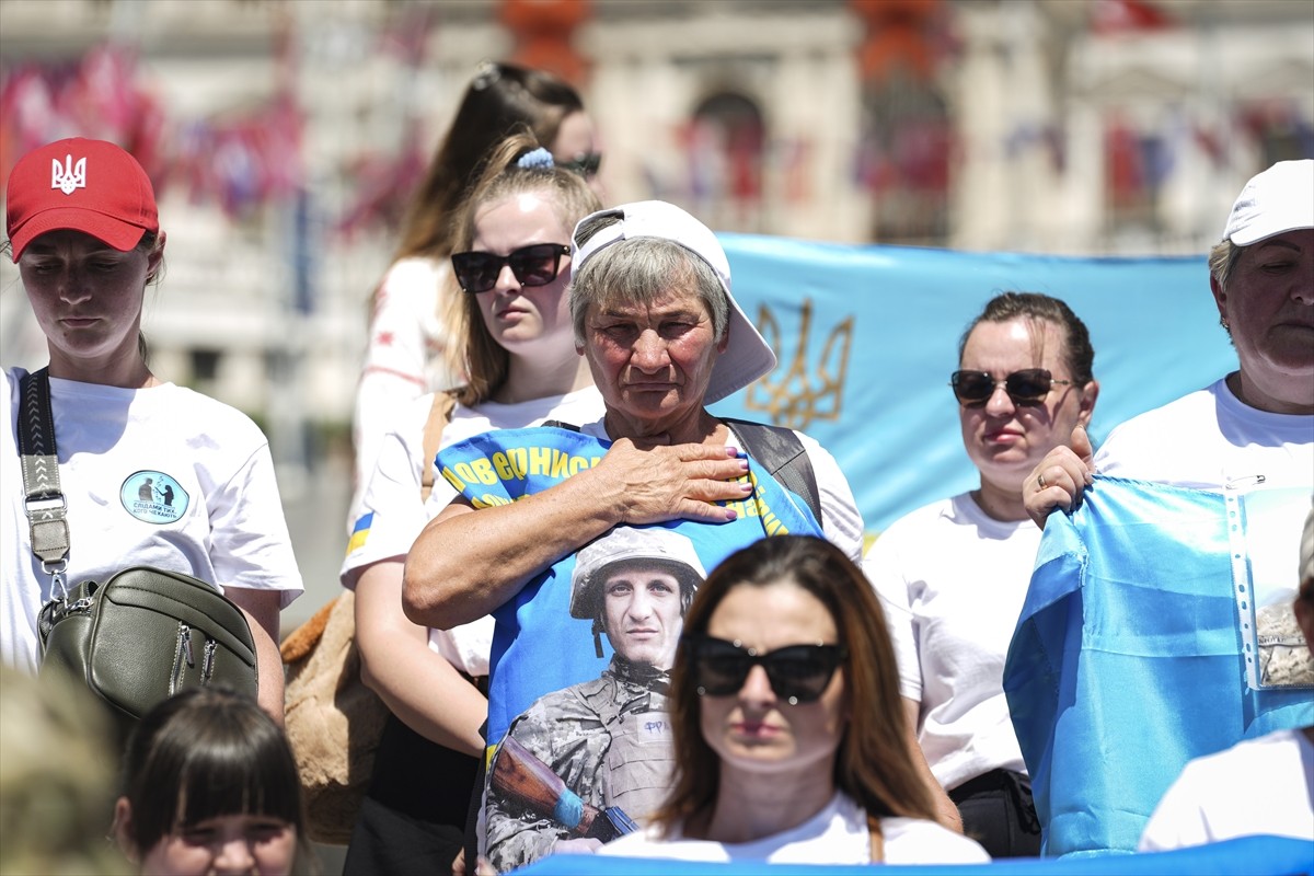 İstanbul'da bir grup Ukraynalı, esirlerin serbest bırakılması talebiyle protesto gösterisi...