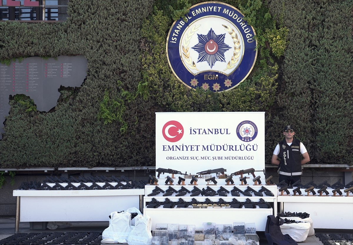 İstanbul'da, elebaşılığını kırmızı bültenle aranan firari İ.A'nın yaptığı, 89 şüphelinin gözaltına...