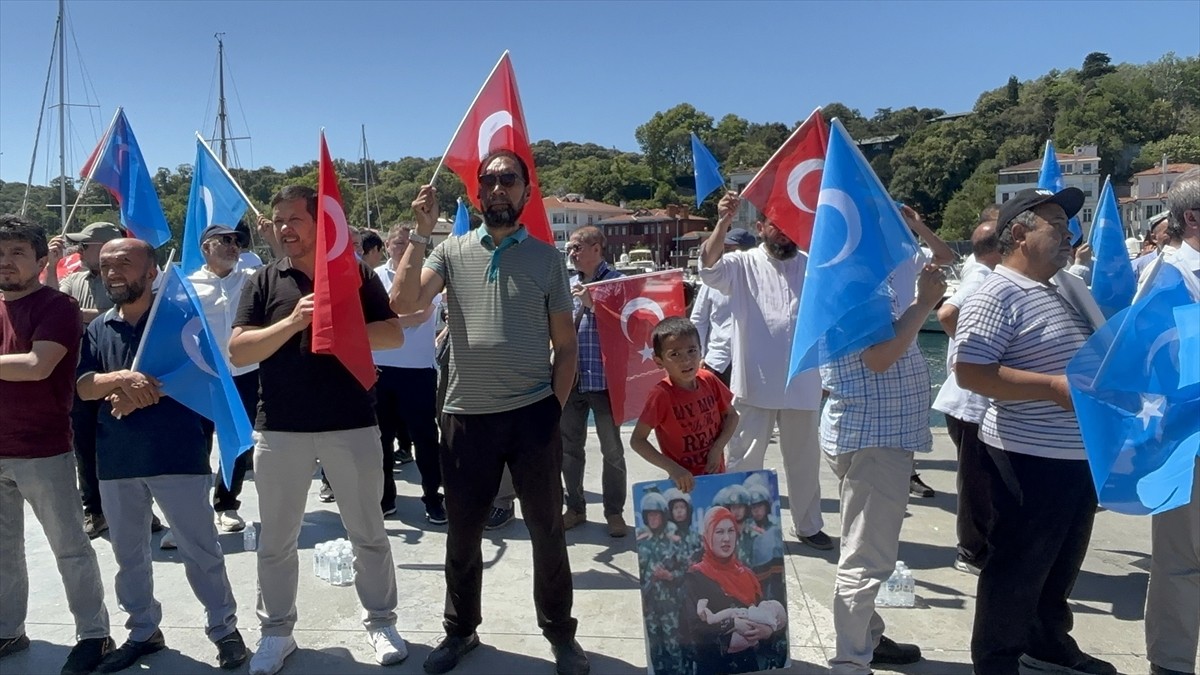 İstanbul'da, Urumçi kentinde 5 Temmuz 2009'da yaşanan olaylarla ilgili protesto gösterisi...