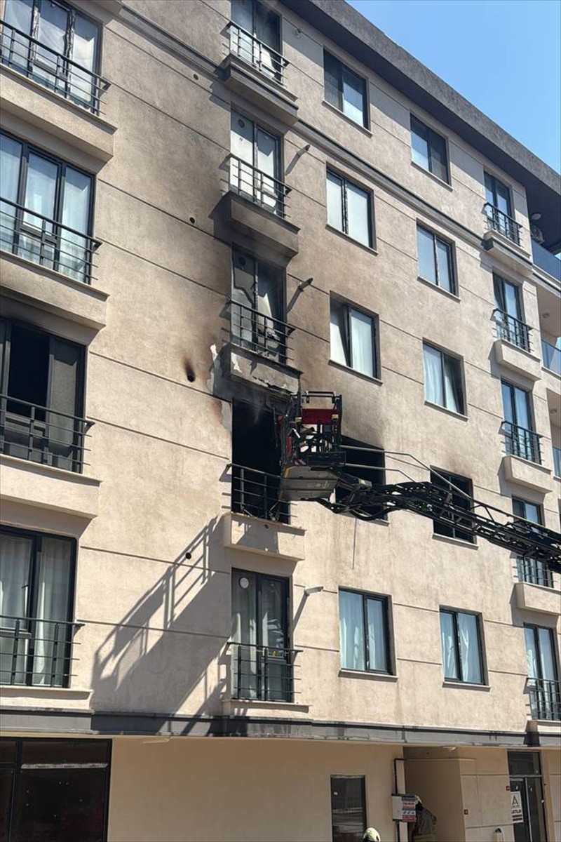 İstanbul'un Avcılar ilçesinde bir apartmanda çıkan yangında, biri ağır 3 kişi yaralandı.