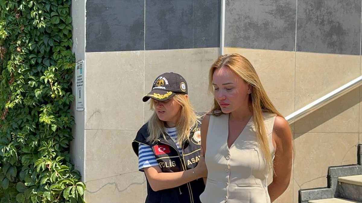 İstanbul Arnavutköy'de arazi satışı vaadiyle dolandırıcılık yaptıkları iddiasıyla gözaltına alınan...