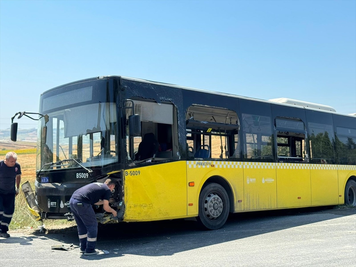İstanbul Arnavutköy'de İETT otobüsüyle çarpışan otomobilin sürücüsü hayatını kaybetti. Sazlıbosna...