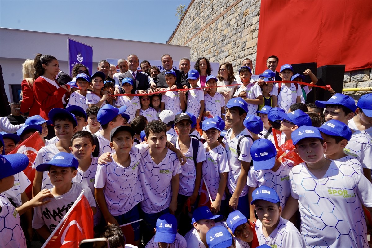 İstanbul Büyükşehir Belediyesince (İBB) yenilenen Sancaktepe'deki Safa Tepesi Spor Tesisi yeniden...