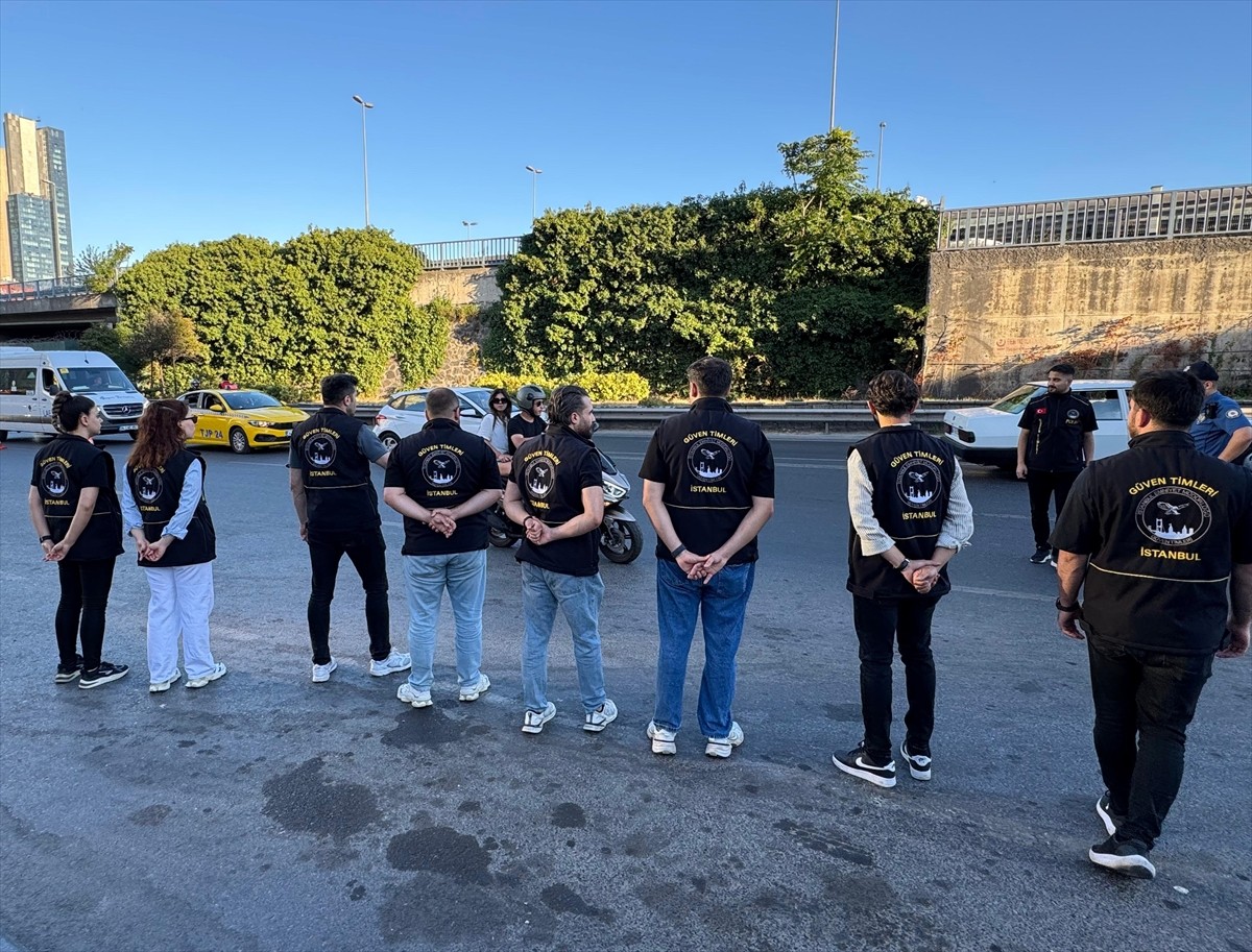 İstanbul Emniyet Müdürlüğü ekipleri, Şişli'de "huzur" uygulaması gerçekleştirdi.