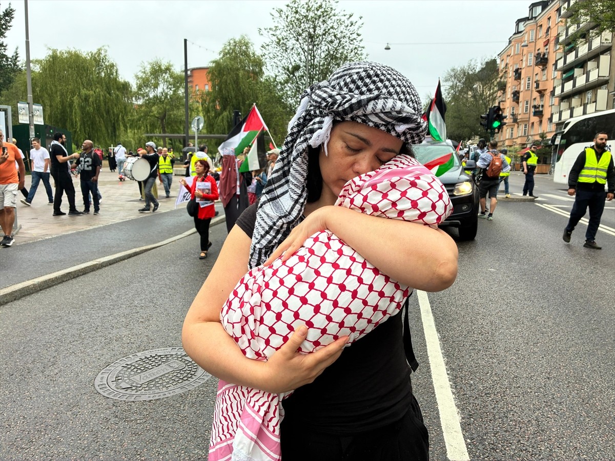  İsveç'in başkenti Stockholm'de yüzlerce kişi, hükümeti, İsrail'in Gazze'yi işgaline sessiz...