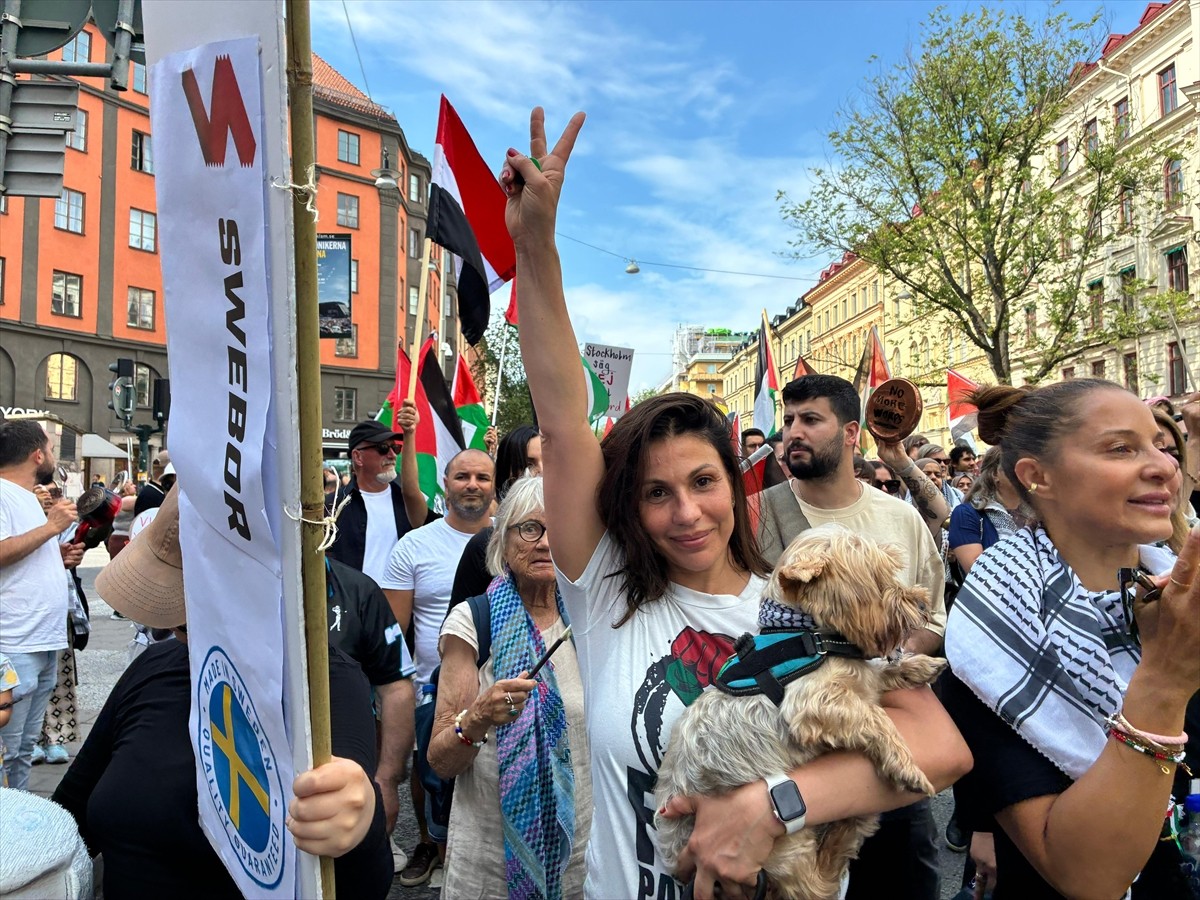 İsveç'in başkenti Stockholm'de yüzlerce kişi, hükümeti İsrail'in Gazze'yi işgaline sessiz kaldığı...