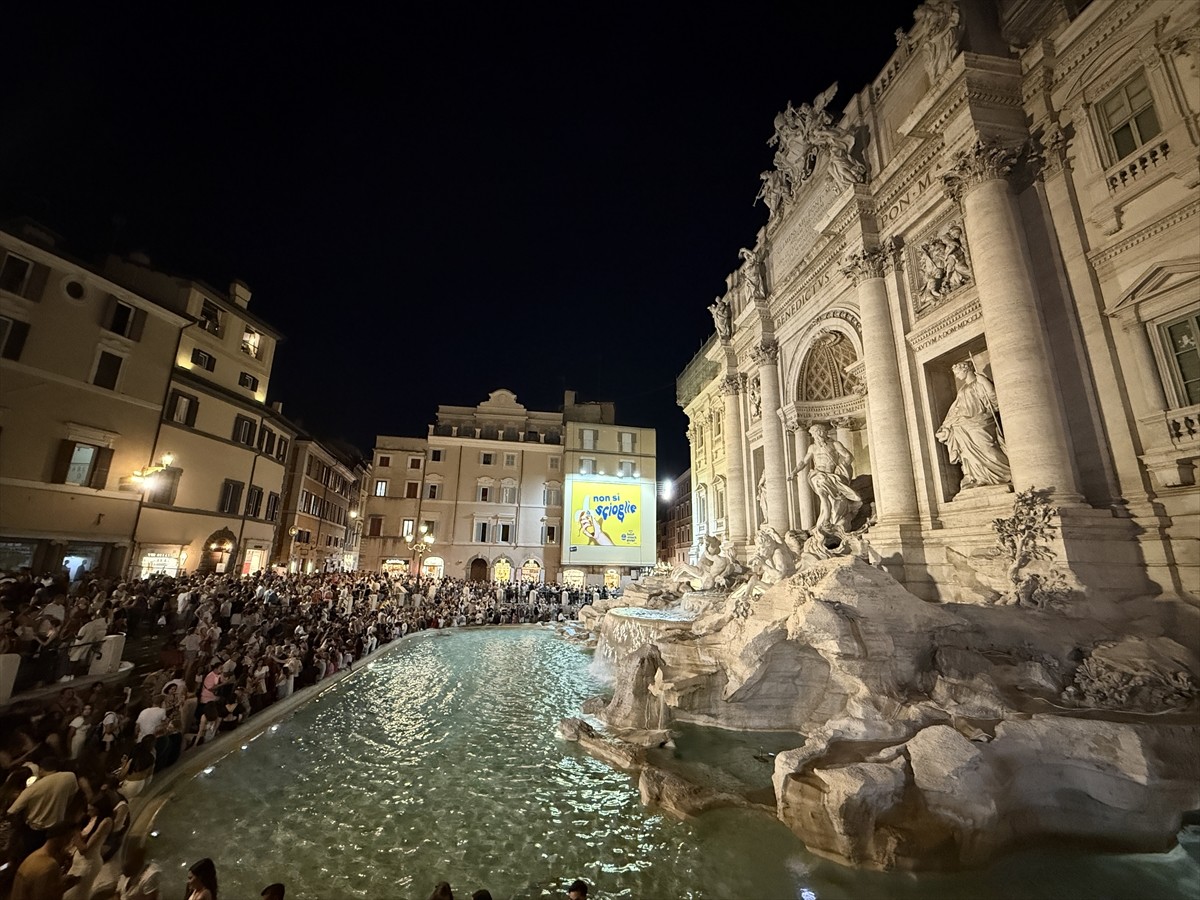 İtalya'nın başkenti Roma'nın simge yapılarından Trevi Çeşmesi'nin (Fontana di Trevi) ışıkları...