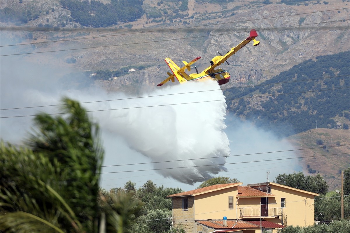 İtalya'nın Sicilya Adası'nın batısındaki orman ve makilik alanda çıkan yangının bazı noktalarda...