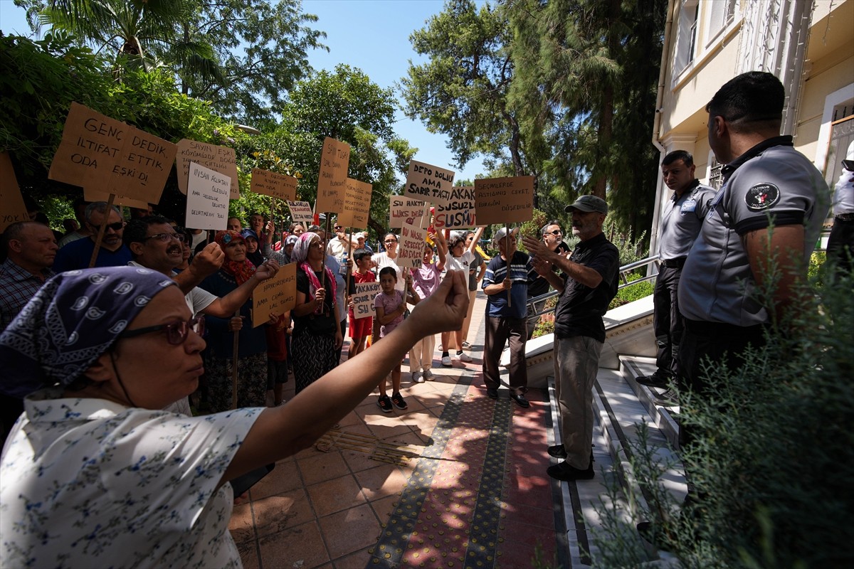 İzmir'de 20 gündür su kesintisinin yaşandığı 4 bin nüfuslu mahallenin sakinleri Bornova Belediyesi...