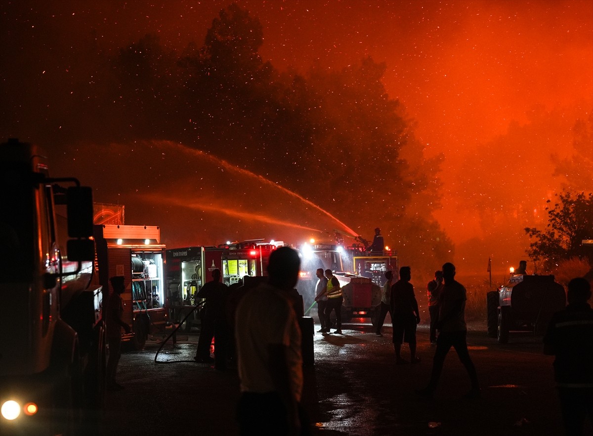İzmir'de çıkan orman yangınlarında zorlu arazi koşulları ve ateş çemberleriyle karşı karşıya kalan...