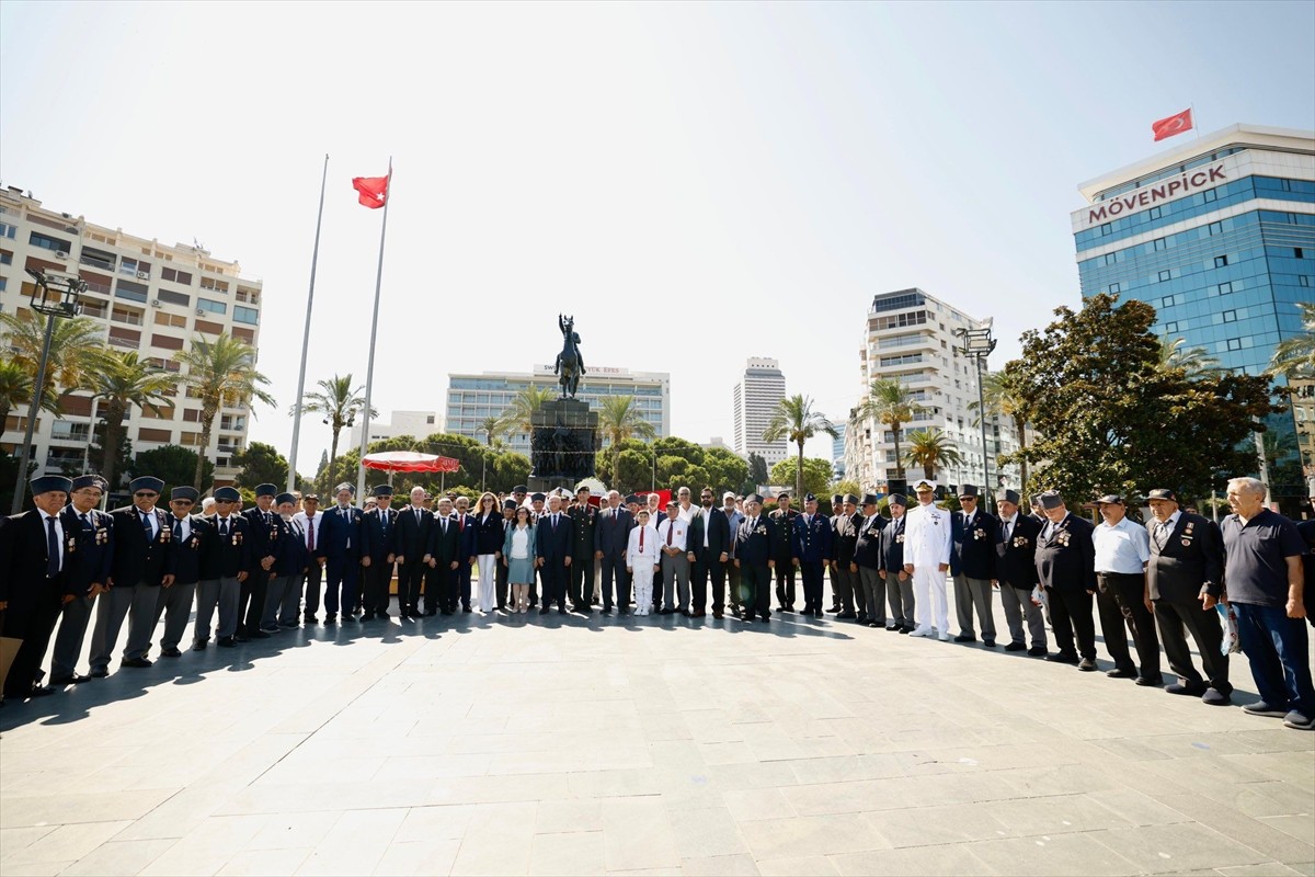 İzmir'de, Kıbrıs Barış Harekatı'nın 51. yıl dönümü dolayısıyla Cumhuriyet Meydanı'nda tören...