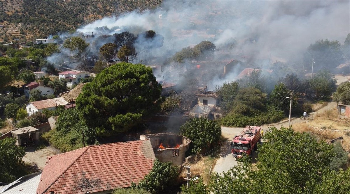 İzmir'in Bayındır ilçesinde otluk alanda çıkan ve mahalleye sıçrayan yangına müdahale...