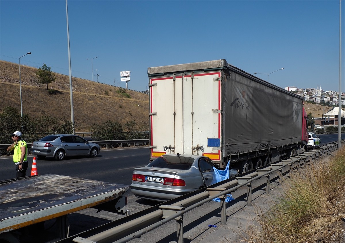 İzmir'in Bayraklı ilçesinde otomobilin tıra arkadan çarpması sonucu 1 kişi öldü, 1 kişi ağır...