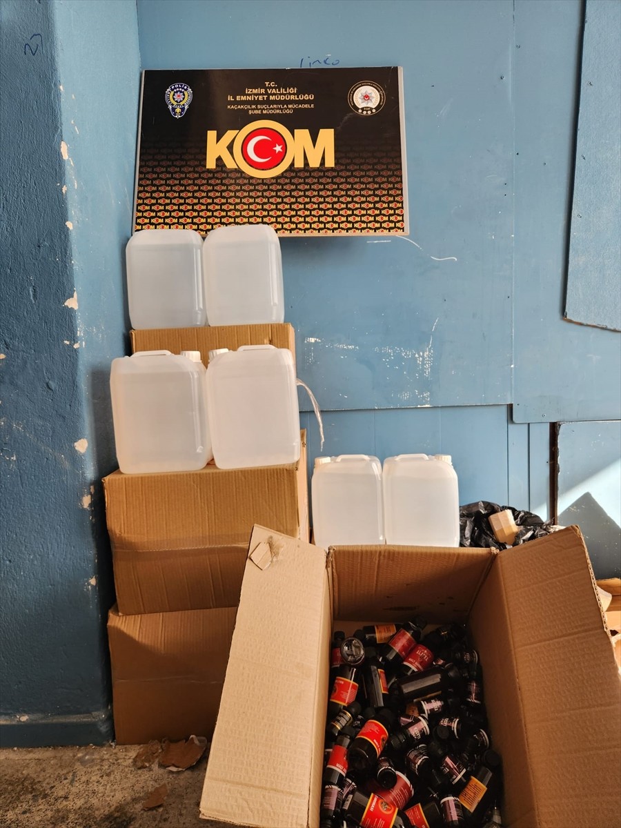 İzmir'in Bornova ve Karabağlar ilçelerinde düzenlenen sahte alkol operasyonunda gözaltına alınan 3...