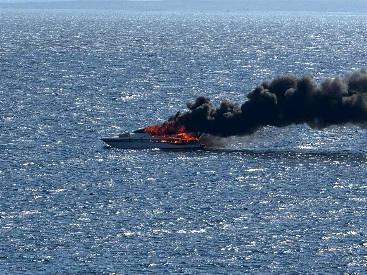 İzmir'in Çeşme ilçesi Dalyan Mahallesi'ndeki bir marinada bağlı bulunan motoryatta henüz...