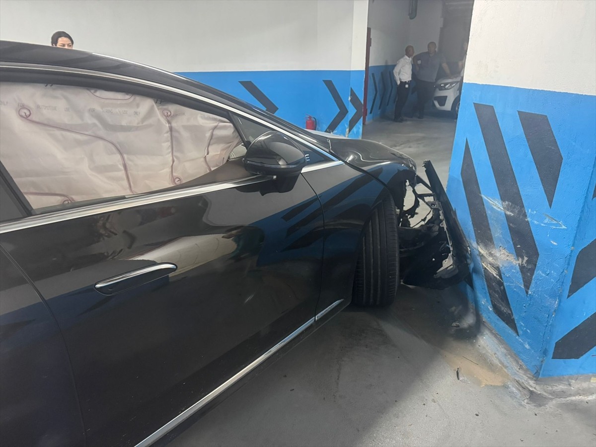 İzmir'in Çeşme ilçesinde, valenin sahibine teslim etmek üzere otoparktan çıkarmak isterken duvara...