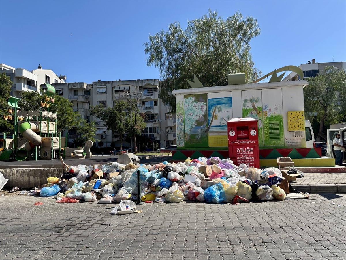 İzmir'in Karşıyaka ilçesinde belediye araçlarının arızalanması nedeniyle biriken çöp yığınları...