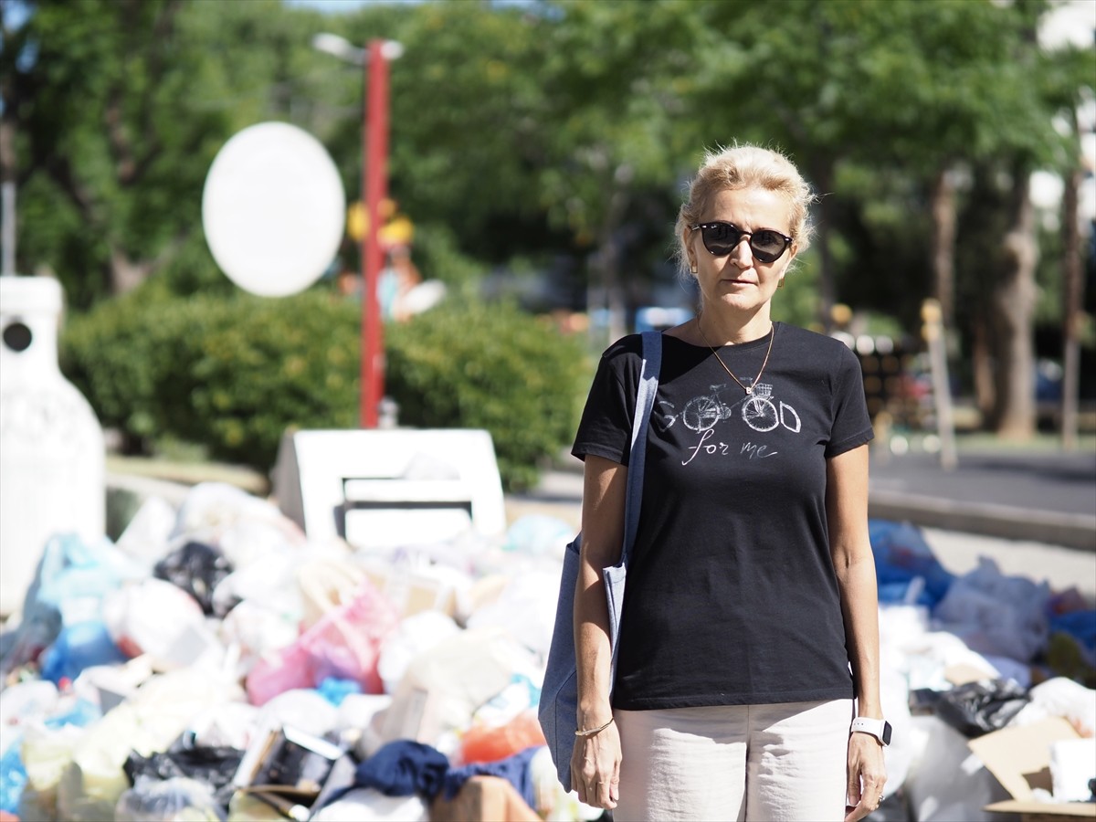İzmir'in Karşıyaka ilçesinde belediye araçlarının arızalanması nedeniyle biriken çöp yığınları...
