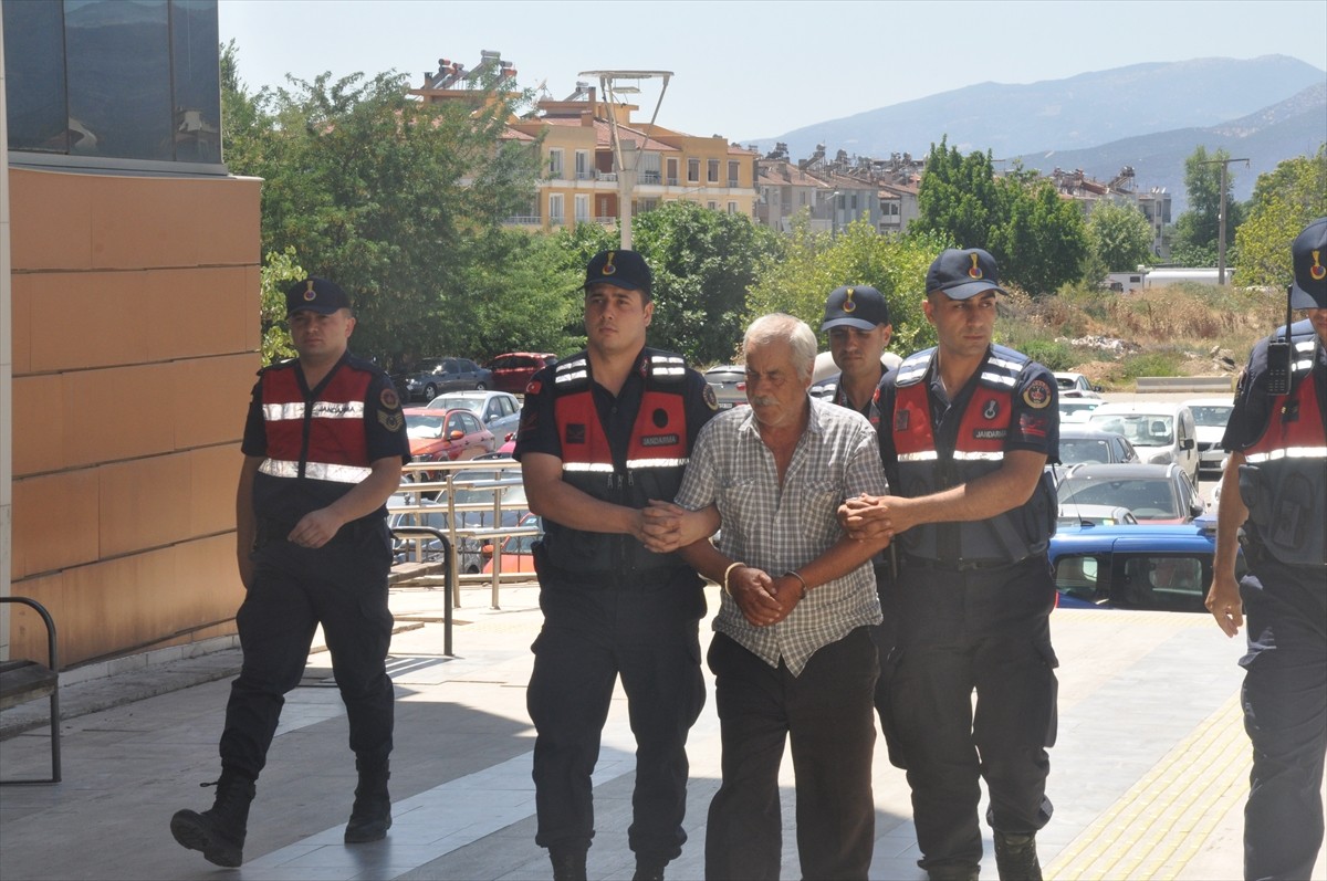 İzmir'in Ödemiş ilçesinde arazi anlaşmazlığı nedeniyle çıkan silahlı kavgada 3 kardeş hayatını...