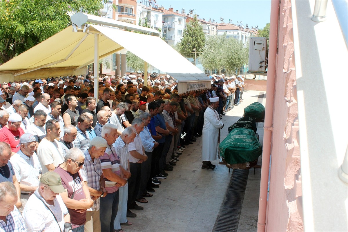  İzmir'in Ödemiş ilçesinde arazi anlaşmazlığı nedeniyle çıkan silahlı kavgada hayatını kaybeden 3...