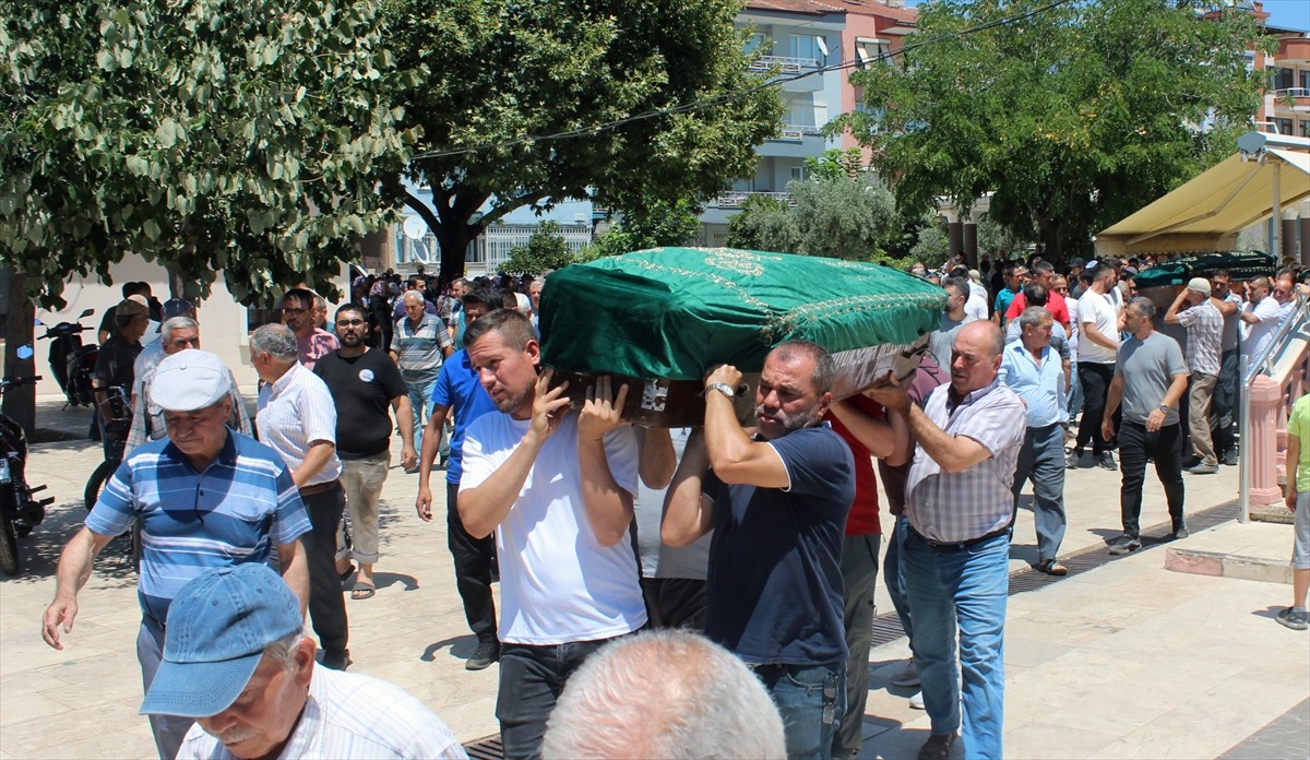  İzmir'in Ödemiş ilçesinde arazi anlaşmazlığı nedeniyle çıkan silahlı kavgada hayatını kaybeden 3...