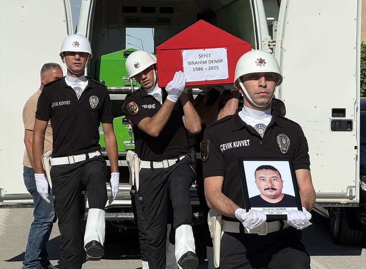 İzmir'in Ödemiş ilçesindeki orman yangınlarına müdahale ederken şehit olan dozer operatörü İbrahim...