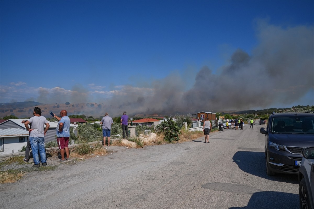 İzmir'in Seferihisar ilçesinde makilik alanda çıkan ve rüzgarın etkisiyle hızla yayılan yangına...