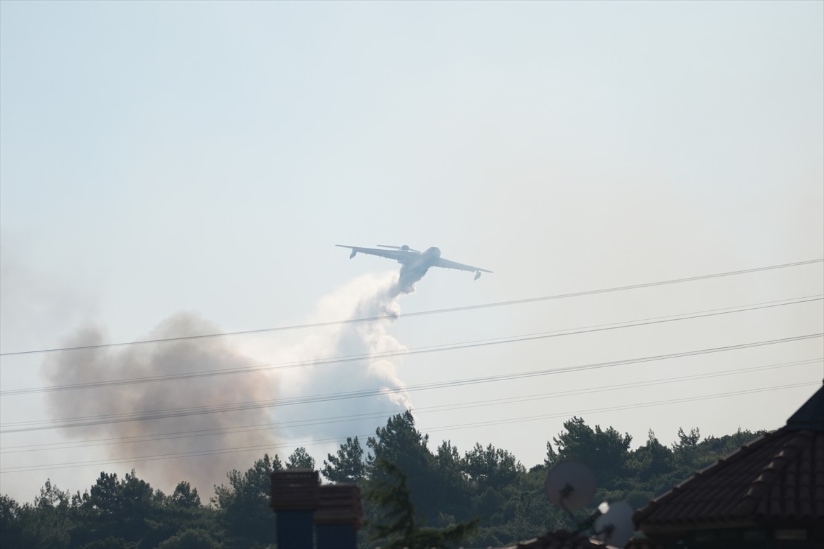 İzmir'in Urla ilçesindeki ormanlık alanda çıkan yangına ekipler tarafından havadan ve karadan...