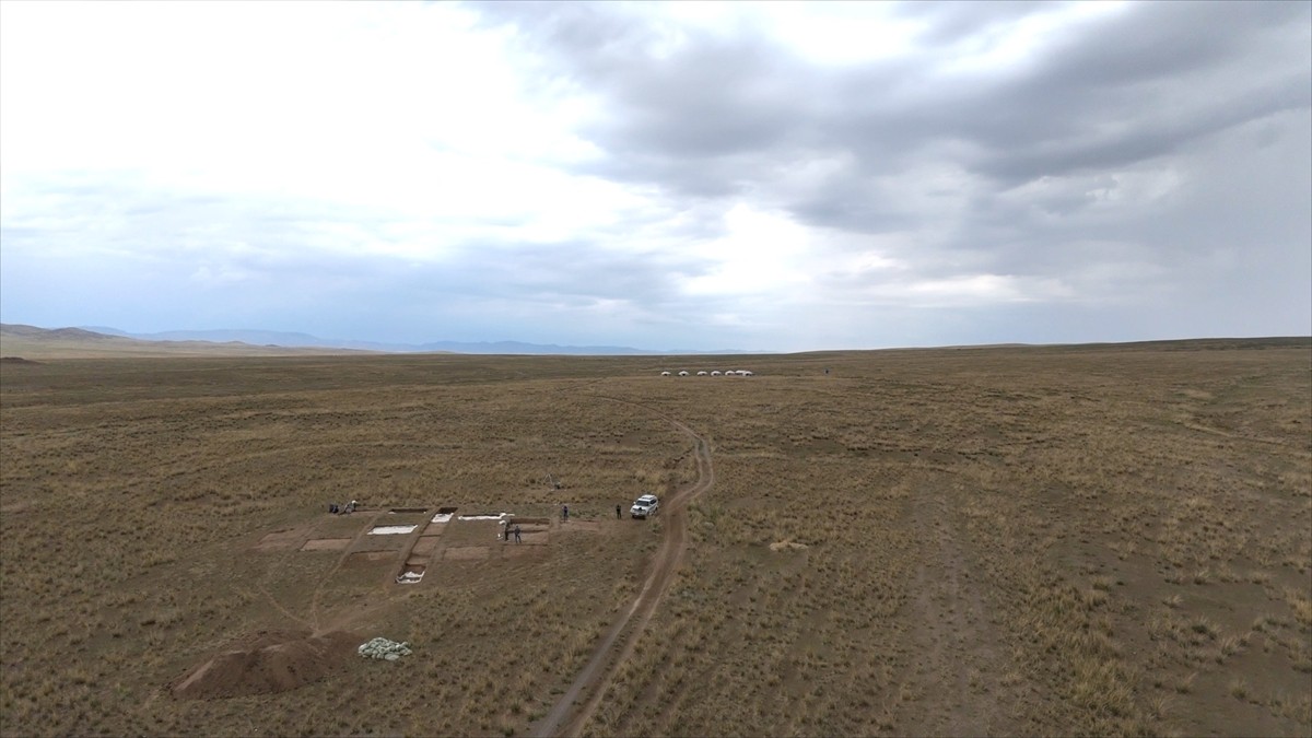 İzmir Katip Çelebi Üniversitesi (İKÇÜ) ile Moğolistan Bilimler Akademisi Arkeoloji Enstitüsünün...