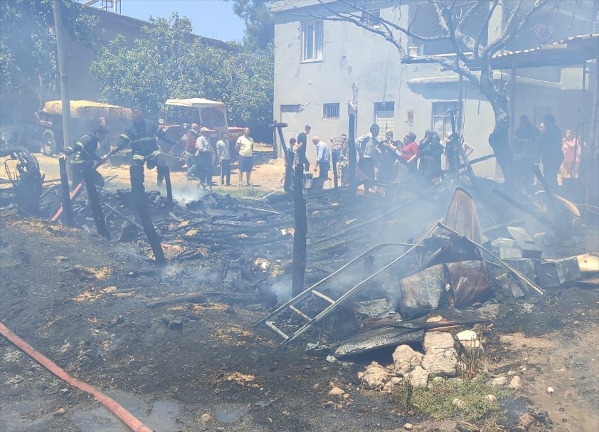 Kahramanmaraş'ın Onikişubat ilçesinde, ahırda çıkan yangında 30 küçükbaş hayvan telef...