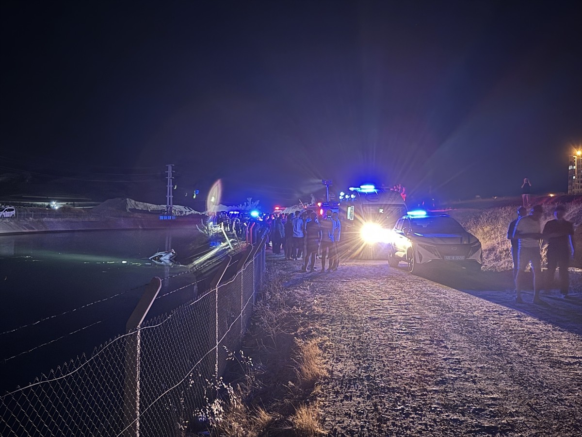 Kahramanmaraş'ın Onikişubat ilçesinde otomobilin sulama kanalına devrilmesi sonucu aynı aileden 2...