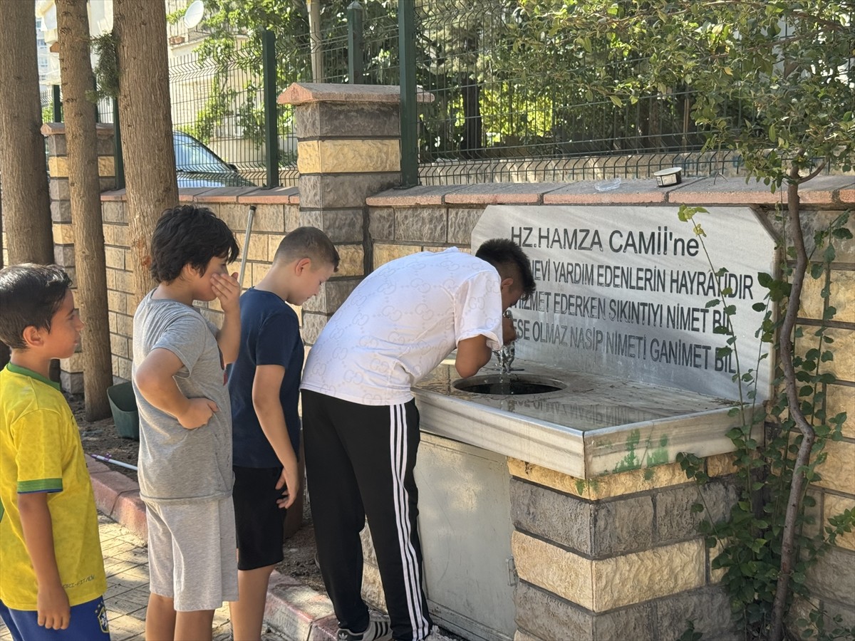 Kahramanmaraş'ta etkili olan sıcak hava hayatı olumsuz etkiliyor. Kentte bazı çocuklar, serinlemek...