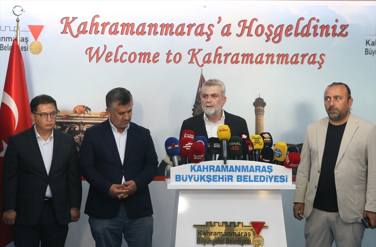 Kahramanmaraş Büyükşehir Belediye Başkanı Fırat Görgel (kürsüde), 6 Şubat 2023'teki Kahramanmaraş...