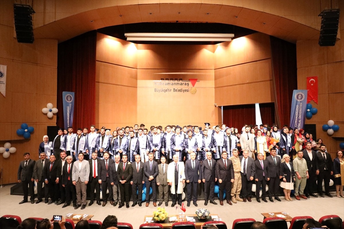 Kahramanmaraş İstiklal Üniversitesinde (KİÜ) eğitimlerini tamamlayan yaklaşık 260 öğrenci...