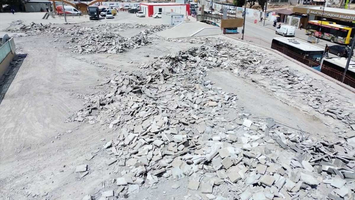 Kahramanmaraş merkezli 6 Şubat 2023'teki depremlerden etkilenen Malatya İnönü Kapalı Çarşısı alt...