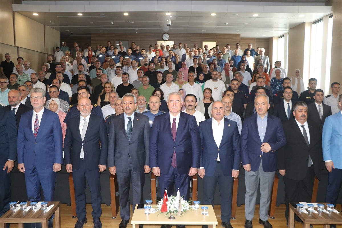 Kamu Başdenetçisi (Ombudsman) Mehmet Akarca (ortada), Recep Tayyip Erdoğan Üniversitesi İlahiyat...