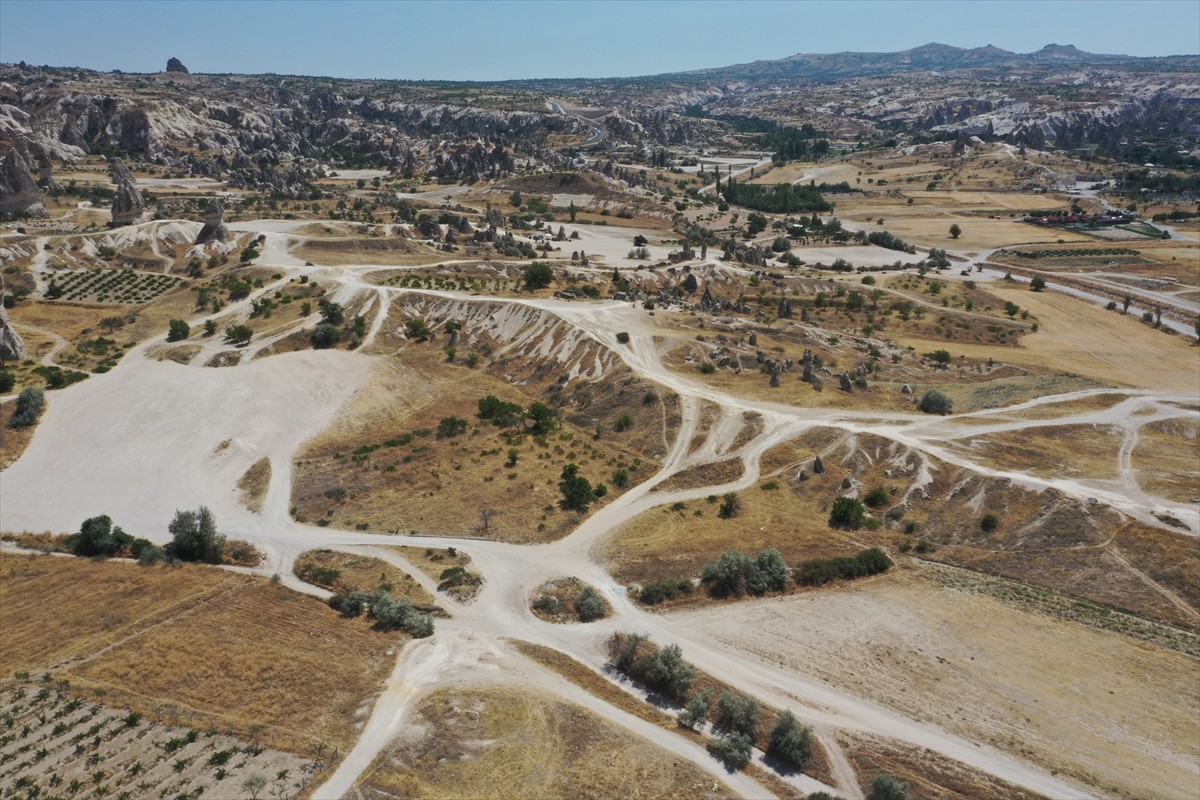 Kapadokya'ya gelen turistler, aşırı sıcaklardan dolayı özellikle öğle vaktinde otel odalarında...