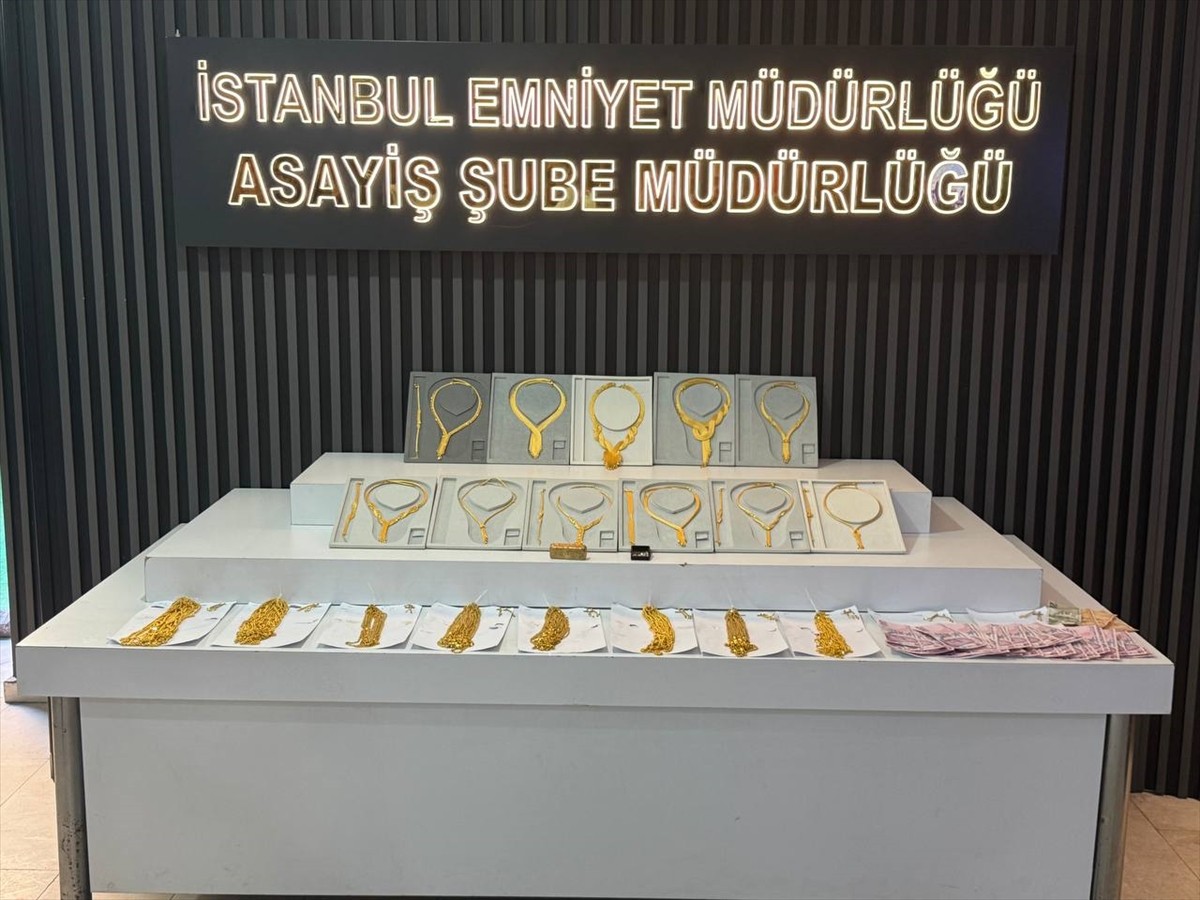 Kapalıçarşı’da kuyumcuya sahte altını verip, işlenmişini alarak dolandırıcılık yaptıkları...
