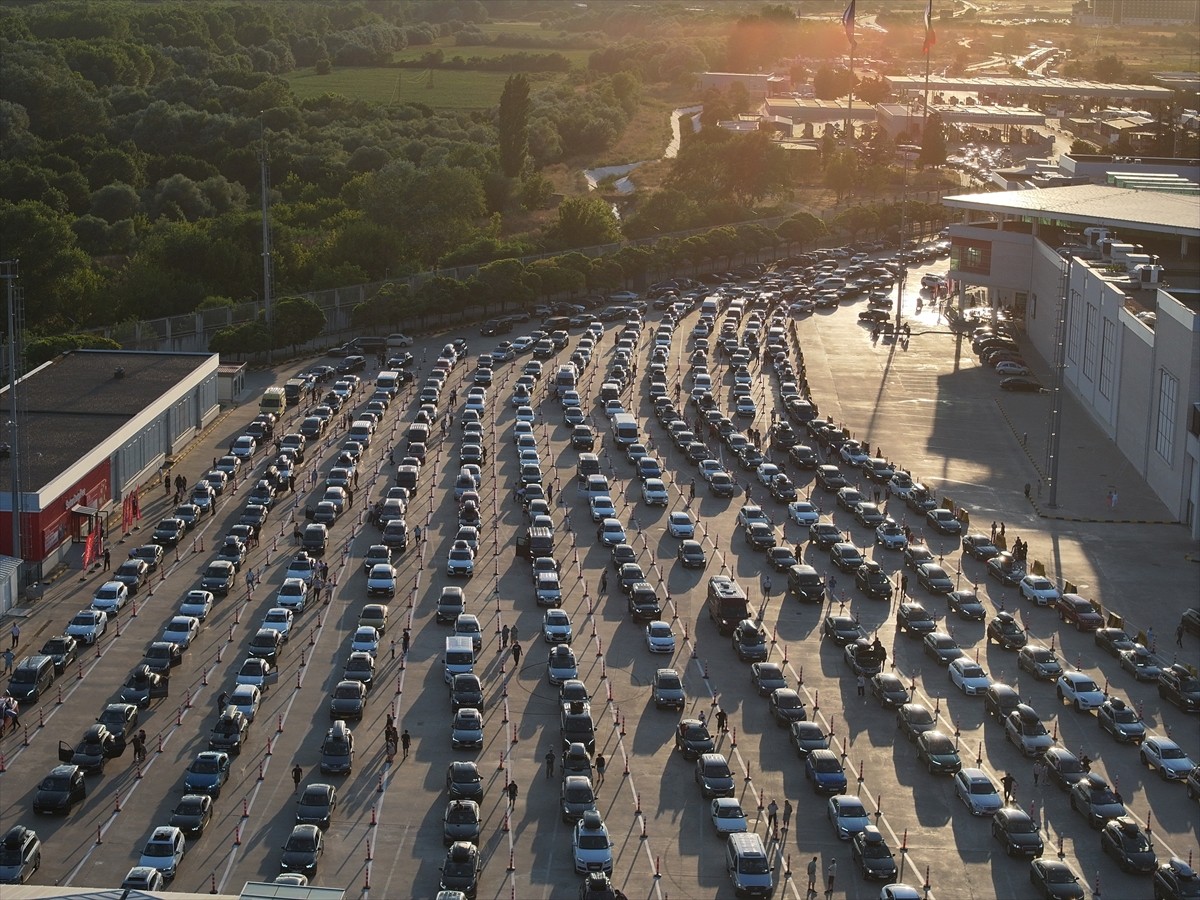 Kapıkule Sınır Kapısı'ndan bugün 16 saatte 6 bin 192 araçla yaklaşık 26 bin gurbetçi yurda giriş...