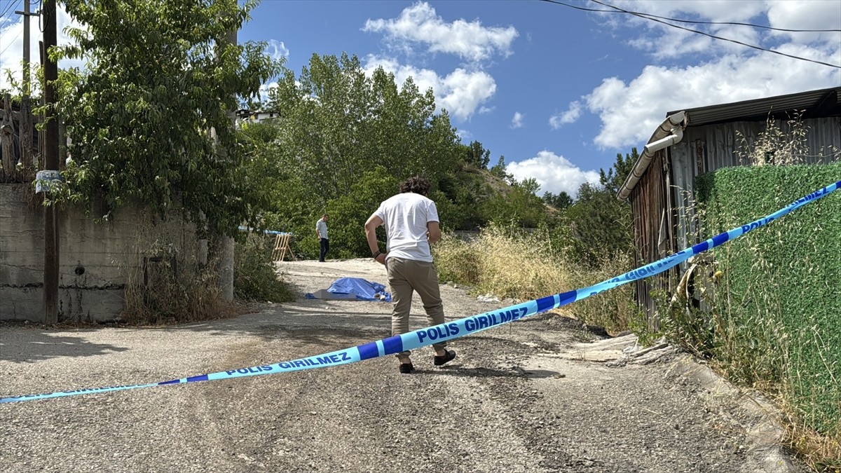 Karabük'te yolda yürürken düşüp başını çarpan kişi hayatını kaybetti. İhbar üzerine olay yerine...